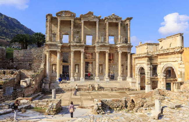 Đền Artemis: Ngôi đền từ thời Hi Lạp cổ ở thành phố Ephesus, Thổ Nhĩ Kỳ, đã trở thành phế tích nhưng nó vẫn có giá trị lịch sử và trở thành địa điểm du lịch hấp dẫn du khách.