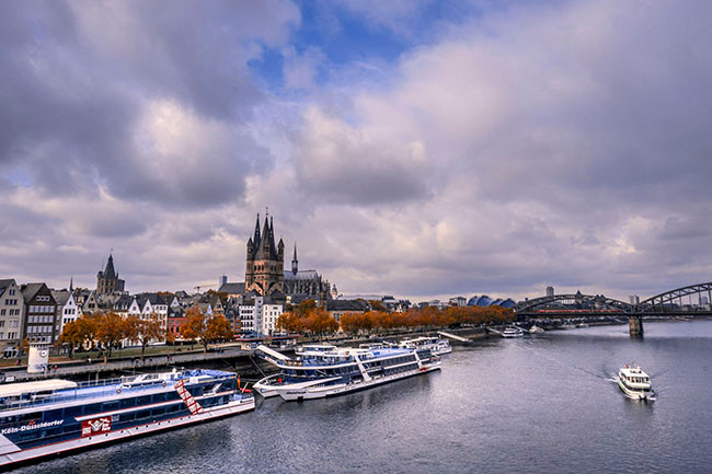 Toàn cảnh thành phố Koln của nước Đức đẹp mê hồn bên bờ sông Rhein với hàng cây phong trải dài