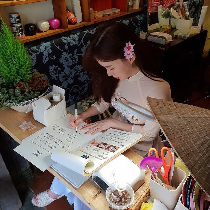 Thiên thần nội y xinh đẹp là Lee Ha Neul (23 tuổi), cô đang là người mẫu nội nóng bỏng nhất xứ Hàn. Sở hữu gương mặt xinh đẹp, ngây thơ và thân hình nóng bỏng với số đo 3 vòng lý tưởng.