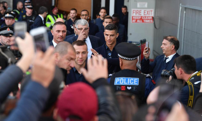 Ronaldo trở lại Manchester trong sự bảo vệ nghiêm ngặt của cảnh sát