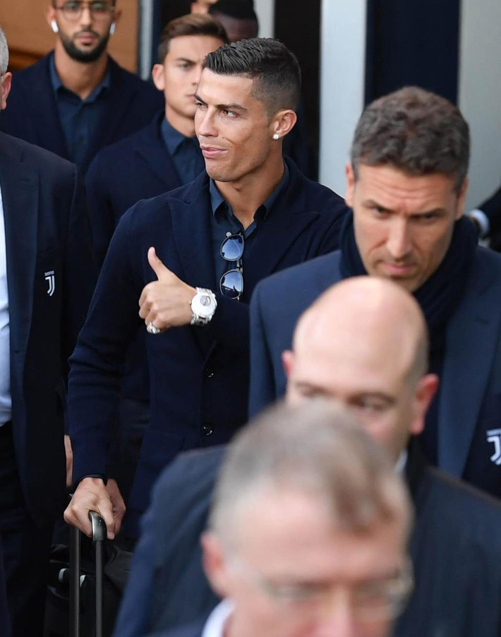 Rất đông fan Quỷ đỏ đã chờ đợi ở Old Trafford để chào đón CR7
