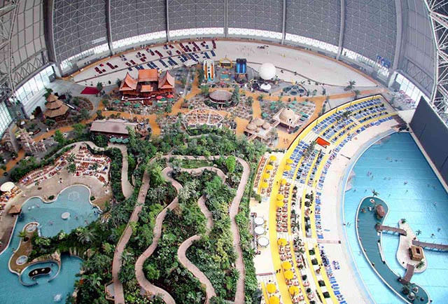 Vào tháng 12 năm 2004, khu nghỉ mát Tropical Islands mở cửa, đón nhận một lượng khách khổng lồ. Chỉ cần bước chân qua cánh cửa, một thế giới tự nhiên thu nhỏ tuyệt đẹp hiện ra trước mắt.
