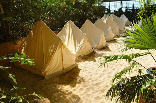 Khu nghỉ dưỡng này còn có khu spa riêng biệt, phòng xông hơi nhiệt đới, khu cắm trại ngoài trời, phòng ngồi thiền…Hầu như du khách đều có thể tìm thấy cho mình những tiện ích như mong muốn. Đặc biệt, nhiều người rất ưa chuộng spa tắm bùn hay tắm lộ thiên ở hẻm núi Alcantara.