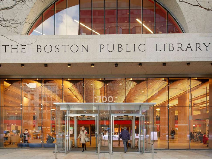 Thư viện công Boston, Mỹ: Thư viện công Boston có đến 23 triệu đầu sách, trở thành thư viện lớn thứ 2 tại Mỹ. Thư viện nổi tiếng với những khoảng sân vô cùng nhỏ, theo kiến trúc Italia và phòng đọc độc đáo có tên: Bates Hall