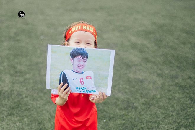 Trước không khí sôi động cổ vũ đội tuyển quốc gia Việt Nam sắp bước vào trận đấu đầu tiên với đội tuyển Lào trong khuôn khổ giải AFF Cup 2018 , bộ ảnh của fan nhí Bảo Quyên ra đời. Cô bé xuất hiện trong bộ trang phục thể thao, đeo băng đô với dòng chữ “Việt Nam vô địch” và dán cờ hai bên má. Bé cười tươi, tạo dáng đáng yêu, gửi lời chúc đến các cầu thủ thi đấu thật tốt.