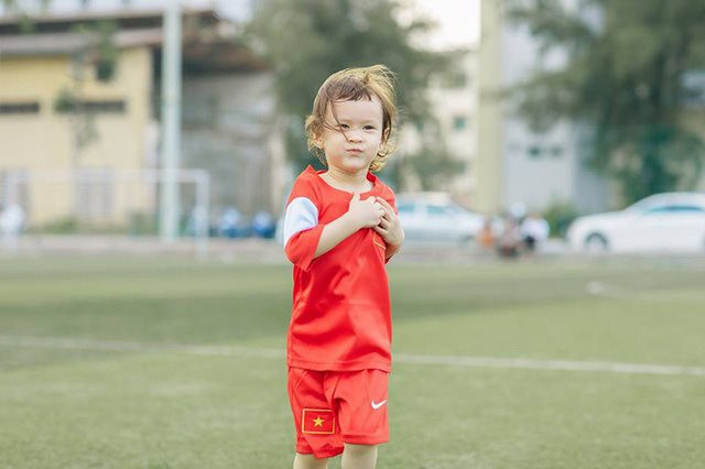 Mẹ của cô bé cho hay: “Mỗi lần nhìn thấy hình ảnh của tuyển thủ Lương Xuân Trường bé đều cười rất tươi và chăm chú nhìn mãi không thôi”. Phó nháy chụp cho bé cũng ngạc nhiên: "Không hiểu sao cứ thấy hình của cầu thủ Lương Xuân Trường, bé lại hôn tới tấp?".