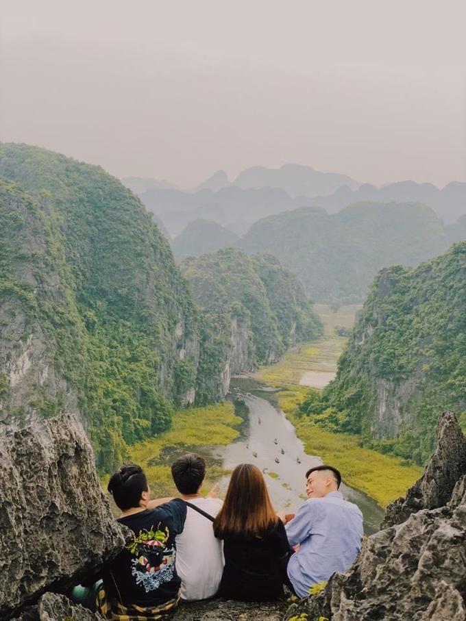 Dù không nổi tiếng như Tràng An, Bái Đính, nhưng không ít phượt thủ chọn nơi đây là điểm dừng chân bởi từ trên đỉnh núi Múa, bạn có thể nhìn toàn cảnh ra "Vịnh Hạ Long trên cạn" ở Ninh Bình. Phong cảnh hữu tình, nhất là mùa lúa chín vàng khiến bất kỳ du khách nào cũng cảm thấy nao lòng.