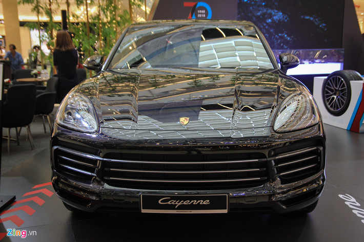Việt Nam là quốc gia đầu tiên tại Đông Nam Á trình làng Porsche Cayenne thế hệ mới, thế nhưng Nghị định 116 đã khiến thời điểm nhập khẩu mẫu xe này bị dời ngày. Mẫu được trưng bày là 1 trong 10 xe thuộc lô hàng Porsche Cayenne đầu tiên được thông quan.