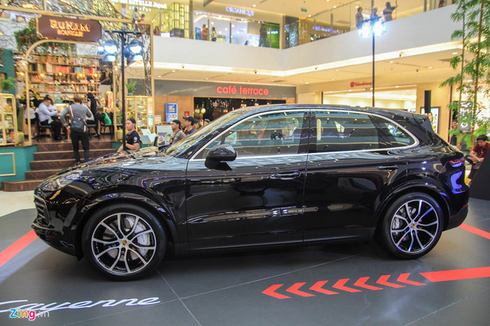 Tại thị trường Việt Nam, Porsche Cayenne cung cấp 3 phiên bản gồm bản tiêu chuẩn giá 4,54 tỷ đồng, Porsche Cayenne S giá 5,47 tỷ đồng. Cao cấp nhất là Cayenne Turbo giá 8,92 tỷ đồng.