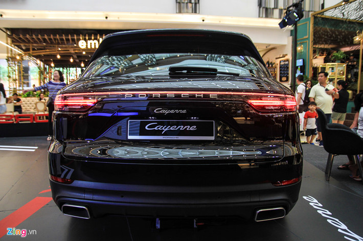Thay đổi dễ dàng nhận thấy nhất trên Porsche Cayenne 2018 so với thế hệ cũ là dải đèn hậu được thiết kế lại, kéo dài hết phần cánh cửa sau. Đây là chi tiết lấy cảm hứng trên dòng sedan thể thao Panamera.