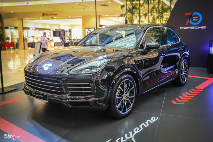 Porsche Việt Nam tổ chức trưng bày 2 mẫu xe Panamera và Cayenne nhân dịp kỷ niệm 70 năm lịch sử xe thể thao Porsche, tại trung tâm thương mại Saigon Center, Quận 1, TP.HCM từ ngày 28-30/9. Đáng chú ý là sự xuất hiện của mẫu SUV Porsche Cayenne 2018, mẫu xe này lần đầu ra mắt thị trường Việt Nam vào tháng 11/2017 nhưng sau gần một năm mới được thông quan.