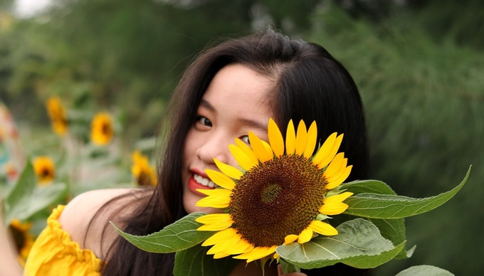 Không phải đi xa và không mất phí vào vườn, các thiếu nữ thỏa sức tạo dáng bên những hoa mới nở.