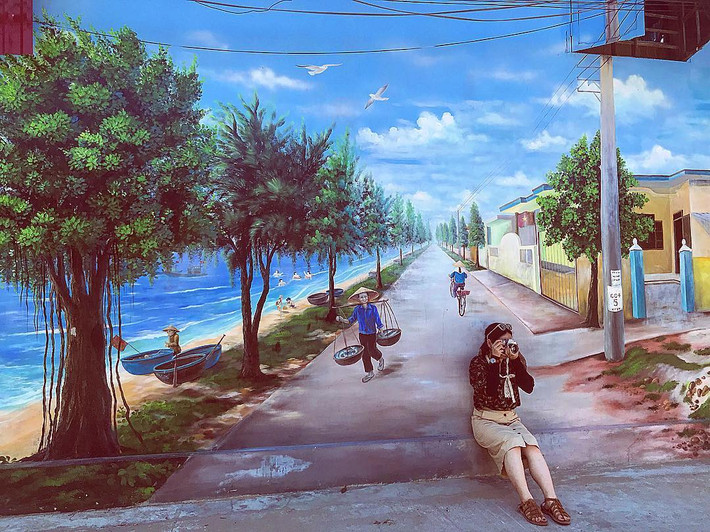 Ngôi làng bích họa Cảnh Dương là một làng biển nhỏ xinh đẹp thuộc huyện Quảng Trạch, tỉnh Quảng Bình, cách khu mộ Đại tướng Võ Nguyên Giáp khoảng 10 km. Đặt chân tới đây, bạn sẽ ngay lập tức cảm nhận được không khí thanh bình và lập tức bị hút hồn bởi những bức bích họa độc đáo.