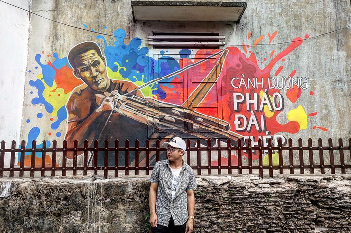 Hào hứng trước những bức tranh bích họa thể hiện đời sống chiến đấu, lao động của người dân Cảnh Dương