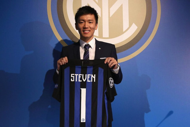 Steven Zhang (Zhang Kangyang, 27 tuổi) vừa trở thành chủ tịch thứ 21 của CLB Inter Milan, đồng thời là người trẻ nhất được bổ nhiệm vào vị trí này trong lịch sử 110 năm đội bóng chủ sân Giuseppe Meazza. 9X là con trai tỷ phú châu Á Zhang Jindong - ông chủ tập đoàn Suning chuyên bán lẻ thiết bị điện tử và đồ điện gia dụng hàng đầu Trung Quốc. Ông là người giàu thứ 28 ở Trung Quốc và xếp thứ 305 thế giới với khối tài sản 6,2 tỷ USD (năm 2018), theo Forbes. Ảnh: Getty.