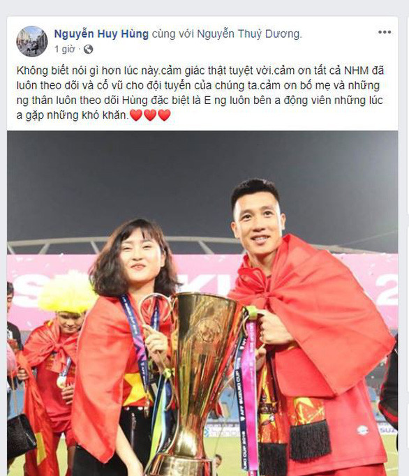 Huy Hùng không phải nhân tố nổi bật ở giai đoạn đầu nhưng càng về sau, anh thi đấu càng hay là nhân tố quan trọng của đội tuyển Việt Nam ở hai trận chung kết AFF Cup. Nguyễn Huy Hùng ăn mừng chiến thắng bên cạnh cô bạn gái của mình.