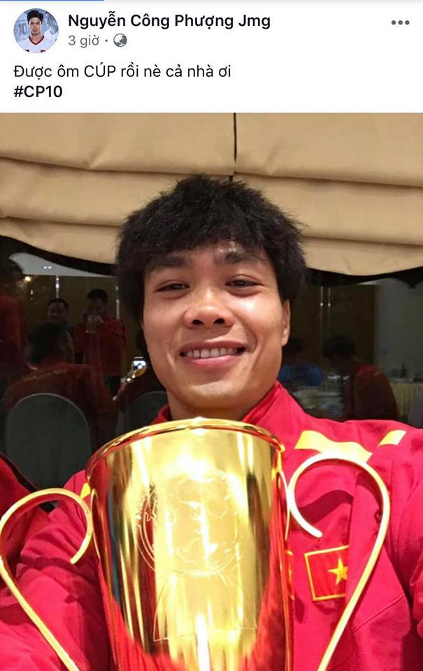 Sau khi chính thức đoạt ngôi vô địch AFF Cup 2018, các tuyển thủ Việt Nam đồng loạt lên trang mạng xã hội chia sẻ niềm vui. Công Phượng với gương mặt rạng rỡ chia sẻ về niềm hạnh phúc khi đã ôm trọn chiếc Cup trong tay.