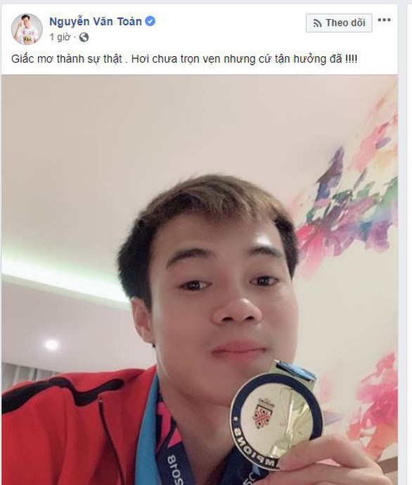 Văn Toàn không có nhiều cơ hội thi đấu ở AFF Cup 2018, tiền đạo này thừa nhận niềm vui chưa thực sự trọn vẹn vì chấn thương đã khiến anh không thể góp mặt trong các trận đấu của đội tuyển Việt Nam ở vòng knock-out.