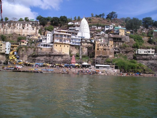 Narmada là một trong những con sông linh thiêng nhất trong bảy con sông thánh của Ấn Độ. Sông Narmada bắt nguồn từ dãy Maikala tại Amarkantak ở Madhya Pradesh và chảy giữa hai vùng Vindhya và Satpura theo hướng tây nam và đổ về Vịnh Khambhat hoặc Vịnh Cambay, một vịnh nhỏ của Ấn Độ Dương. Thung lũng Narmada có nhiều thác nước, thác Dhuandhar và thác nước sâu nhất Kapiladhara là tốt nhất trong số đó. Đập sardar Sardar một trong những dự án đập gây tranh cãi nhất của Ấn Độ được xây dựng trên sông Narmada. Cầu Narmada là cây cầu đường dài nhất ở Gujarat. Đền Hindu Thần Shiva Omkareshwar trên bờ sông Narmada nằm ở huyện Khandwa của Madhya Pradesh, huyện này cũng có hồ chứa nước lớn nhất Ấn Độ được gọi là IndiraSagar.
