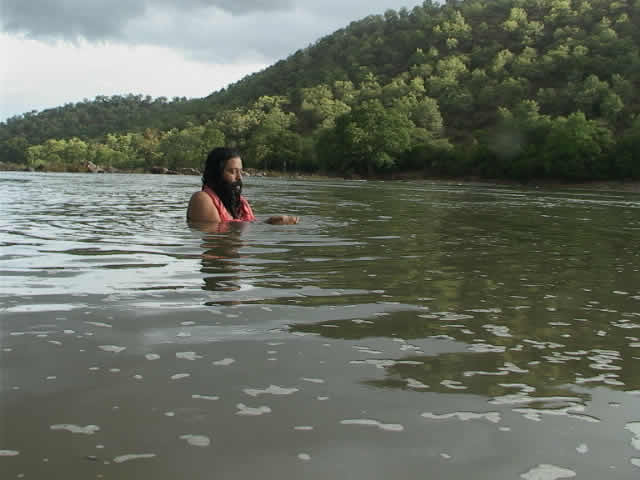 Kaveri hoặc sông Cauvery được coi là một con sông rất thiêng liêng của miền nam Ấn Độ. Nó bắt nguồn từ Đồi Brahmagiri ở dòng chảy Tây Ghats hướng tới Vịnh Bengal. Con sông thiêng liêng này đi qua vùng trung tâm của Karnataka và Tamil Nadu. Nó là một trong những con sông chính của bán đảo chảy về phía đông và chạy vào vịnh Bengal. Đập Mettur là một đập lớn xây dựng trên sông Kaveri. Shivasamudram tuyệt đẹp rơi xuống sông Kaveri là nước lớn thứ hai rơi xuống Ấn Độ.