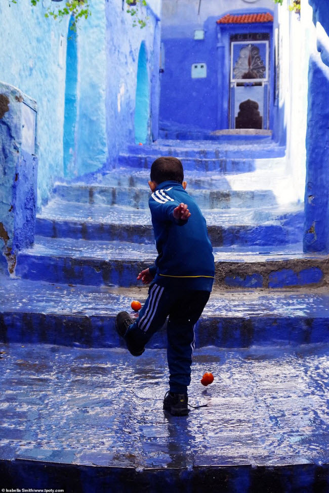 Ảnh chụp cậu bé chơi trên đường phố ở Chefchaouen, Ma-rốc. Ảnh: Isabella Smith