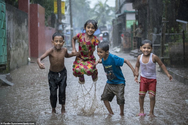 Trẻ em thích thú chơi dưới trời mưa ở thành phố Sadar, Bangladesh. Ảnh: Fardin Oyan