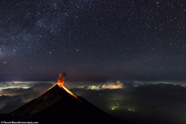 Dung nham đỏ rực phun trào lên trong bầu trời đêm từ núi lửa Fuego gần thành phố du lịch Antigua ở Guatemala. Ảnh: Florent Mamelle