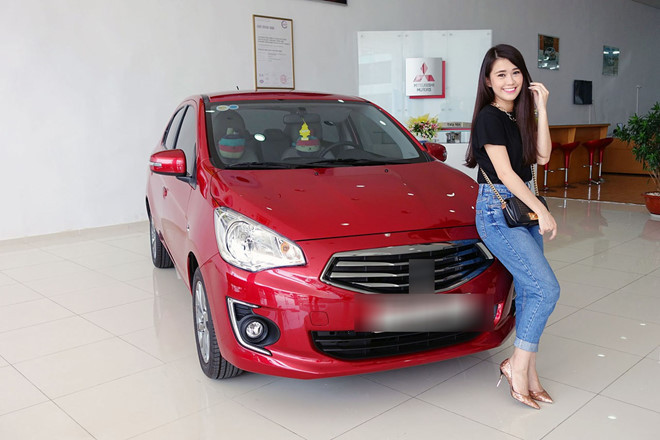 Nhờ hoạt động nghệ thuật chăm chỉ, Ngọc Thảo tự mua được xe hơi năm 25 tuổi. Chiếc xe của cô có giá 600 triệu đồng.