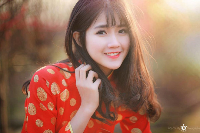 Nguyễn Hoàng Kiều Trinh (24 tuổi, đến từ TP.HCM) bất ngờ nổi tiếng nhờ tấm hình chụp lén xinh xắn khi đang mua bánh tráng trộn năm 2014. 2 năm sau, tên tuổi của 9X một lần nữa gây chú ý khi xuất hiện trên hãng thông tấn Reuters với bức ảnh chụp tại vườn đào ở Hà Nội. Biệt danh "hot girl vườn đào" gắn với thiếu nữ Sài thành từ đó.