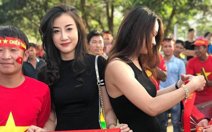 Xuất hiện cùng với đội CĐV đội tuyển Việt Nam trong trận đầu ra quân gặp ĐT Lào. Nữ cổ động viện với vẻ ngoài nổi bật nhanh chóng được chú ý, truy tìm trên mạng xã hội.