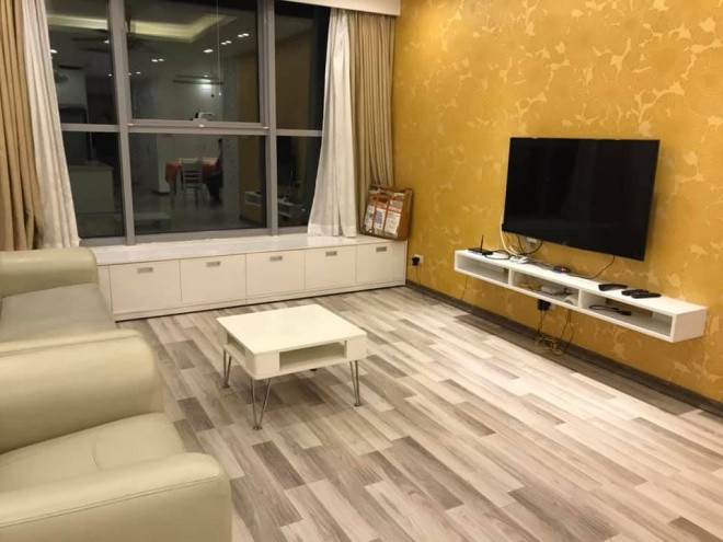 Mới đây, Đỗ Bạch Dương đã quyết định rao bán căn hộ đang ở dù rất thích nơi này. Lý do là vì căn hộ không đủ chỗ cho các con nên vợ chồng Bạch Dương muốn chuyển đến nơi ở mới rộng rãi hơn. Căn hộ của nữ MC rộng 112 m2, 3 phòng ngủ cùng nội thất xinh xắn tự làm. Ngoài ra, Bạch Dương cũng quyết định bán luôn cả chiếc xe hơi Micra đời 2011, màu trắng sữa.
