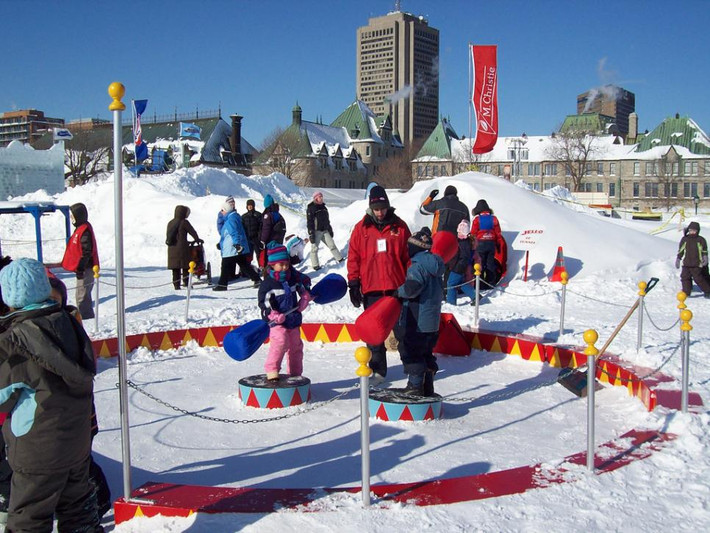 Lễ hội mùa đông của Thành phố Quebec Lễ hội mùa đông của Thành phố Quebec là lễ hội mùa đông lớn nhất và phổ biến nhất trên thế giới. Du khách kéo đến đây chi tiêu hơn 42 triệu USD mỗi mùa đông ở thành phố này. Lễ hội bắt đầu vào tuần cuối cùng của tháng 1 và kết thúc vào giữa tháng 2. Một số lễ hội vui nhộn bao gồm đường trượt băng Uniprix dài 400 feet, đua xe trượt tuyết, đi bè trên tuyết, Làng Bắc Cực, các buổi khiêu vũ ngoài trời, diễu hành ban đêm, cắm trại mùa đông và nhiều hoạt động khác.