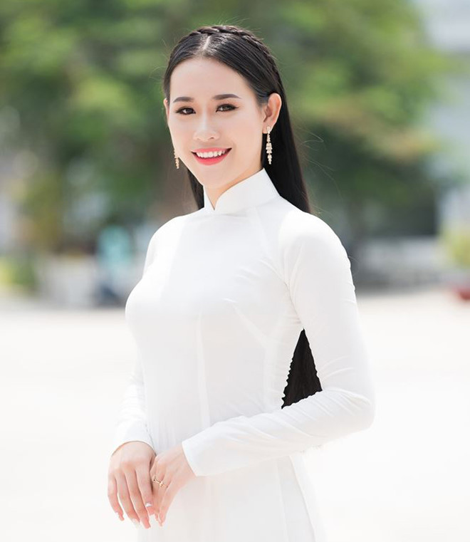 Nguyễn Thị Quỳnh Trang đã chinh phục khán giả bằng tiết mục múa trên nền nhạc Nhật ký của mẹ tại đêm bán kết diễn ra tối 1/12. Nữ sinh Đại học Văn Hiến sở hữu vẻ đẹp ngọt ngào, thanh thoát trong tà áo dài trắng.