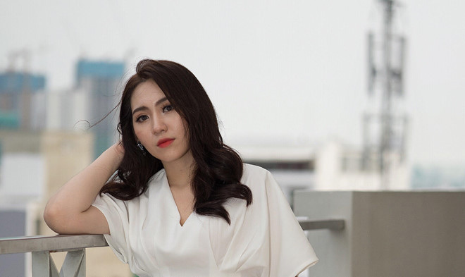 Huỳnh Ái Xuân là sinh viên Đại học Công nghệ TP.HCM. Cô sở hữu vẻ đẹp hiện đại, cá tính. 9X gây ấn tượng mạnh với ban giám khảo hoa khôi sinh viên 2018 với châm ngôn sống: "Nếu họ ném bạn vào giữa một bầy sói, hãy quay trở lại khi bạn đã trở thành con đầu đàn".