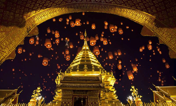 Sau Tết truyền thống Songkran, lễ hội hoa đăng được người Thái Lan coi là sự kiện lớn thứ hai trong năm. Lễ hội này thường diễn ra vào tháng 11 dương lịch. Hội hoa đăng ở Thái chia làm hai lễ hội chính là Loy Krathong và Yee Peng. Loy Krathong là lễ hội thả đèn hoa đăng trên sông, được tổ chức trên toàn đất Thái. Còn Yee Peng là hội thả đèn trời, thường chỉ tổ chức ở một số tỉnh Bắc Thái, trong đó Chiang Mai là nơi tổ chức chính. Ảnh: Cao Quyền Linh.