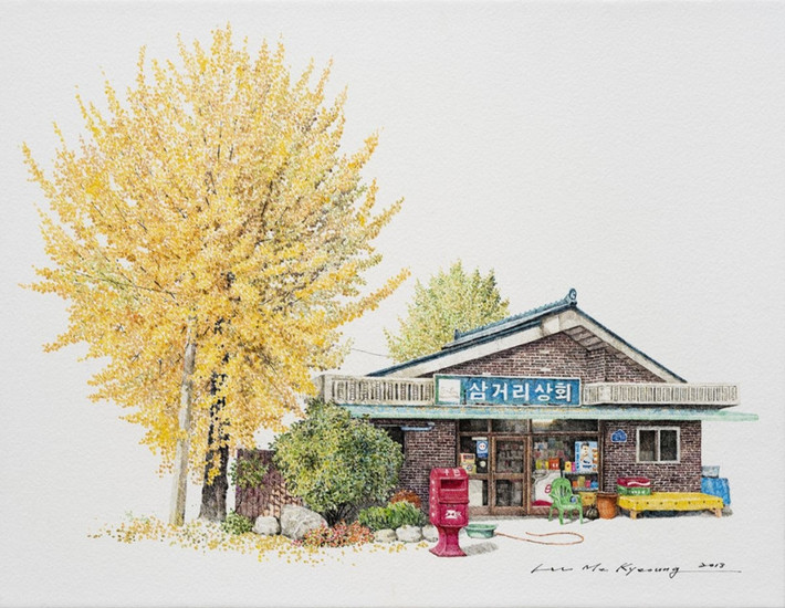 Những bức vẽ vào mùa hạ đem đến cảm giác yên bình, tươi mát, từng nét bút sang thu lại mang dáng vẻ trầm mặc, dịu dàng mà thơ mộng. Tán cây bên cửa hàng bắt đầu ngả vàng, ngả đỏ giữa tiết thu. Trước hiên nhà, lá rụng khẽ bay xào xạc trong gió. Khung cảnh miền quê xứ kim chi hiện lên mộc mạc mà trữ tình.