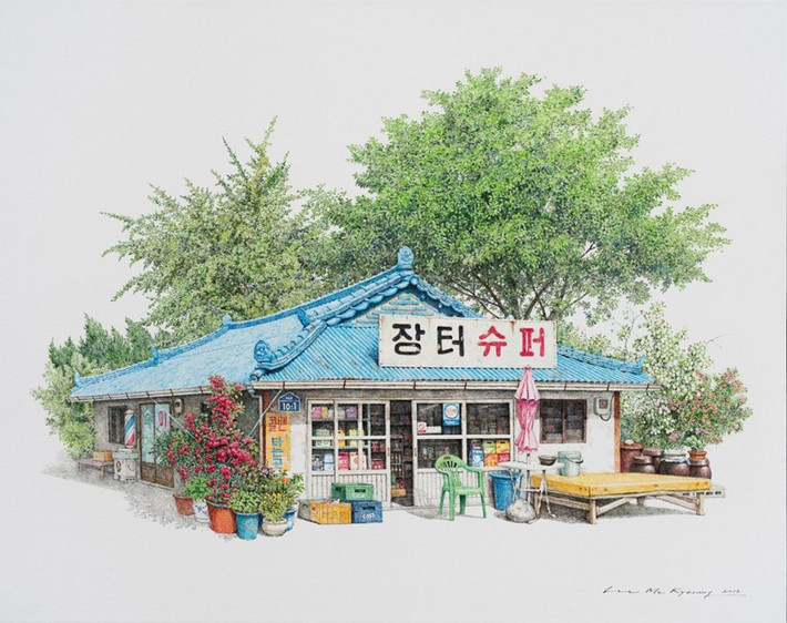 Vào mùa hè, căn nhà truyền thống cũ kỹ thêm yên bình dưới những tán cây xanh mát. Khung cảnh này có lẽ chỉ còn thấy ở vùng quê xứ kim chi hay những khu phố cổ. Họa sĩ Lee chia sẻ, những bức họa của cô được vẽ từ màu acrylic và 28 màu được sử dụng để hoàn thành các tác phẩm.