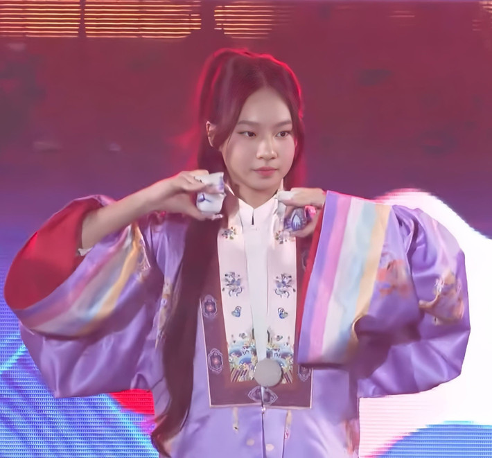 Mới đây, mạng xã hội không ngừng xôn xao trước hình ảnh của Cherry Hải My, con gái thứ hai của cặp đôi nghệ sĩ Lý Hải - Minh Hà, khi cô bé xuất hiện tại sân khấu showcase phim Lật Mặt 8: Vòng Tay Nắng. Với vẻ ngoài xinh đẹp và thần thái cuốn hút, Cherry nhanh chóng thu hút sự chú ý của cộng đồng mạng.