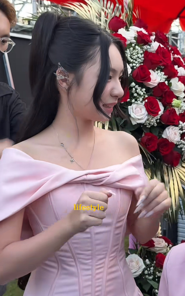 Sinh năm 2013, Cherry tên thật là Nguyễn Hà Hải My. Cô bé được nhận xét thừa hưởng nhiều nét đẹp từ mẹ Minh Hà, với gương mặt thanh tú, làn da trắng hồng và đôi mắt to tròn.