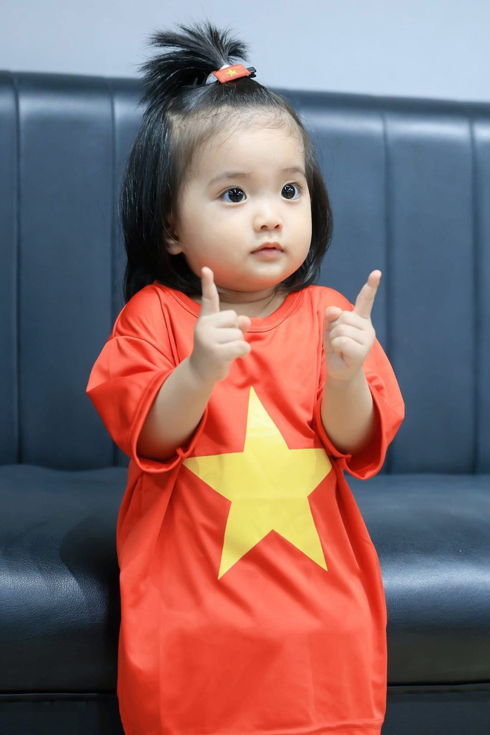 Ở phần bình luận, nhiều người đã để lại những lời xuýt xoa trước vẻ ngoài "đáng yêu không lối thoát" của Lisa, thậm chí nhiều người còn "xin vía bỏ bụng" có cô con gái dễ thương như vậy.