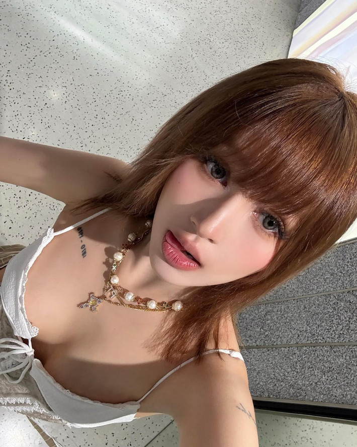 Đáp lại, giọng ca Người Mình Yêu Chưa Chắc Đã Yêu Mình không lên tiếng trực tiếp. Tuy nhiên Gil Lê mới đây đã bắt trend một phân đoạn trong bộ phim truyền hình Hàn Quốc đang gây sốt Khi Cuộc Đời Cho Bạn Quả Quýt, Đặc biệt, mang chiếc vòng cổ có chữ PT khiến nhiều người chú ý. Người hâm mộ cho rằng PT là viết tắt tên Xoài Non là Phạm Trang. Không chỉ vậy, Gil Lê còn công khai "tag" tên bạn gái vào bài viết của mình.