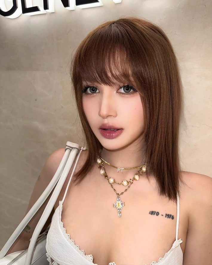 Tuy nhiên thời gian gần đây, qua một số động thái, nhiều người cho rằng "Xoài Non là người yêu nhiều hơn", và Gil Lê có vẻ hờ hững, không quan tâm nhiều đến bạn gái.