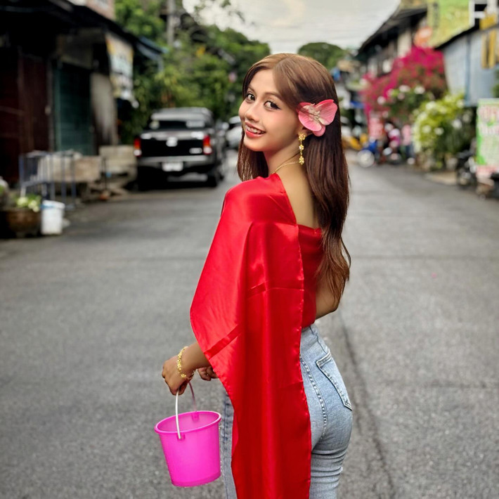 Ban đầu, cư dân mạng biết đến cô nhờ đường nét khuôn mặt có nhiều điểm tương đồng với Lisa – từ đôi mắt to, sống mũi cao đến nụ cười ngọt ngào. Tuy nhiên, thay vì mãi gắn liền với hình ảnh "Lisa phiên bản đời thường", cô gái trẻ này đã cho thấy sự lột xác mạnh mẽ về phong cách.