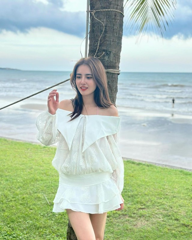 Trên trang cá nhân, Khánh Chi thường đăng tải những hình ảnh trong các chuyến du lịch đến nhiều địa điểm khác nhau.