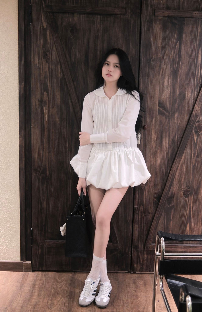 Với gương mặt xinh như búp bê, làn da trắng sáng và vóc dáng thon gọn, cô nàng nhanh chóng chiếm trọn spotlight trên mạng xã hội chỉ với một bộ ảnh chụp đơn giản bên nền gỗ mộc mạc.
