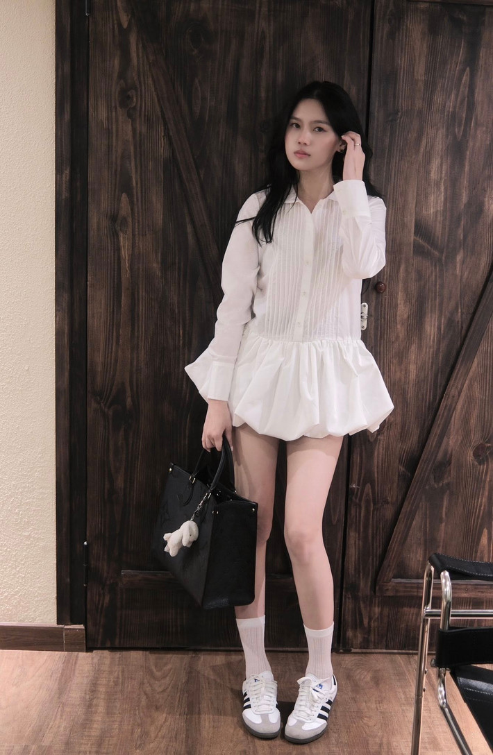 Là một trong những nàng WAG nổi đình đám, mỗi hoạt động của bà xã Thành Chung - Ngô Tố Uyên trên mạng xã hội đều thu hút sự chú ý. Mới đây cô nàng đăng tải loạt ảnh mới với giao diện ngoan xinh yêu ngọt ngào, khiến netizen phải rần rần thả tim.