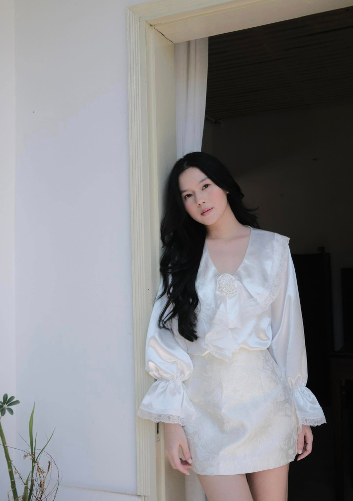Tố Uyên thường xuyên diện những mẫu váy đơn sắc, tông trung tính như trắng, be, pastel hoặc đen – tối giản nhưng cực kỳ hiệu quả trong việc làm nổi bật làn da trắng hồng và gương mặt thanh tú.