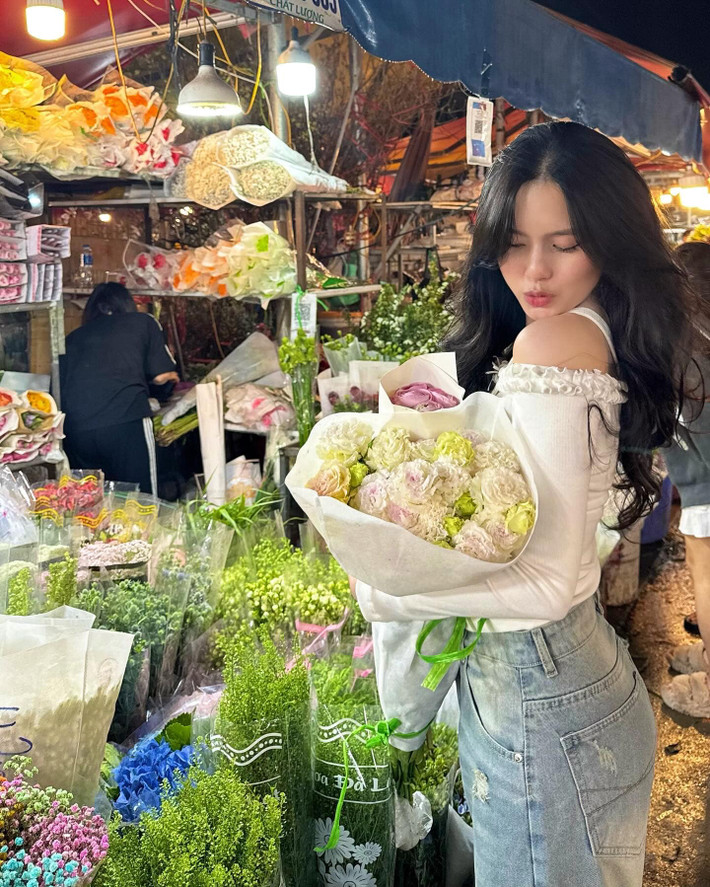 Gu thời trang chuẩn mực, nhẹ nhàng mà vẫn có điểm nhấn khiến Ngô Tố Uyên trở thành hình mẫu đáng học hỏi cho nhiều cô gái – đặc biệt là những ai đang tìm kiếm sự cân bằng giữa thời trang và hình ảnh chỉn chu.