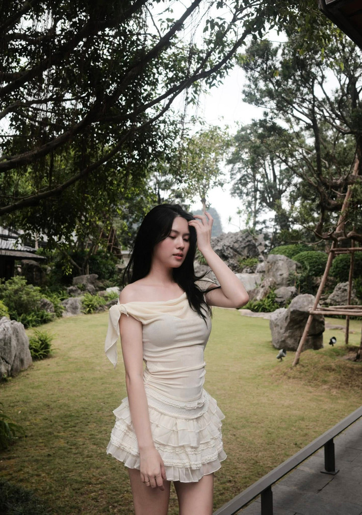 Không cần hở bạo hay phô trương, cô nàng vẫn khiến cộng đồng mạng "lụi tim" vì khí chất thanh lịch, chuẩn hình mẫu "vợ quốc dân" mà bao người ao ước.