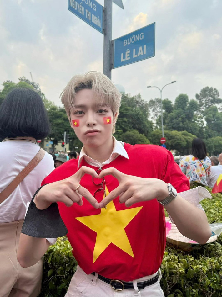 Ca sĩ Đức Phúc đã có mặt từ sớm xếp hàng để có được vị trí đẹp nhất theo dõi lễ 30/4